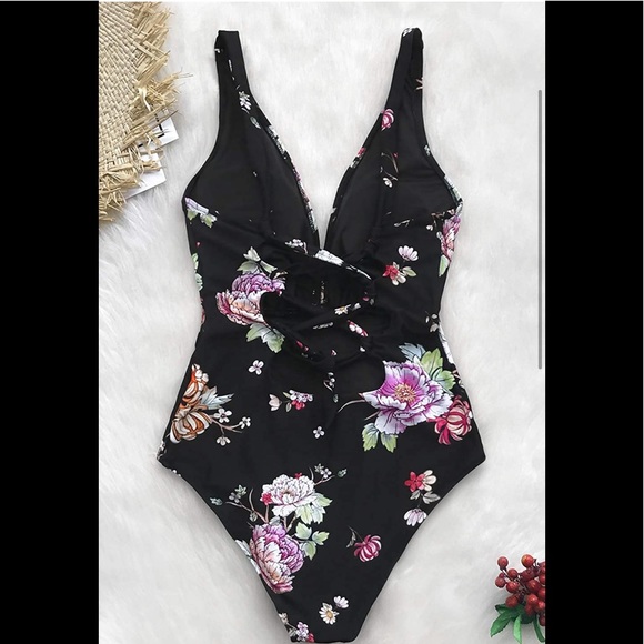 Cupshe deep-v black floral one-piece swimsuit - Picture 4 of 5